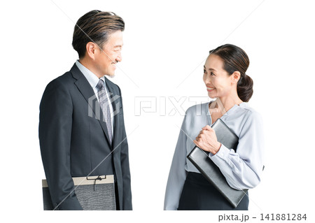 学校や学習塾で働く教員,教師の男女(高校,中学校) 学校や学習塾で働く教員,教師の男女(高校,中学校) 141881284