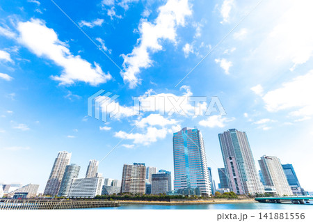 オフィスビルとタワーマンションの並ぶ風景 オフィスビルとタワーマンションの並ぶ風景 141881556