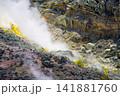 荒ぶる大地の肌 141881760