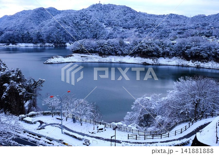 【神奈川県】冬の津久井湖と雪の積もった湖畔 【神奈川県】冬の津久井湖と雪の積もった湖畔 141881888