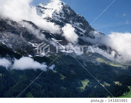 ロープウェイから望むスイス・アルプスの冠雪した名峰と湧き立つ雲の壮大な風景 ロープウェイから望むスイス・アルプスの冠雪した名峰と湧き立つ雲の壮大な風景 141881981