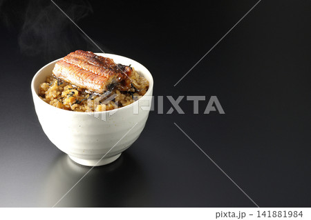 熱々ミニ鰻丼を黒背景で単品撮影 熱々ミニ鰻丼を黒背景で単品撮影 141881984