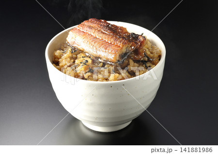 熱々ミニ鰻丼を黒背景で単品撮影 熱々ミニ鰻丼を黒背景で単品撮影 141881986