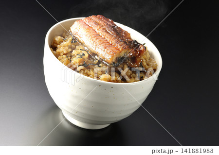 熱々ミニ鰻丼を黒背景で単品撮影 熱々ミニ鰻丼を黒背景で単品撮影 141881988