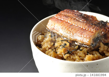 熱々ミニ鰻丼を黒背景で単品撮影 熱々ミニ鰻丼を黒背景で単品撮影 141881994