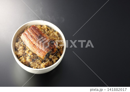 熱々ミニ鰻丼を黒背景で単品撮影 熱々ミニ鰻丼を黒背景で単品撮影 141882017