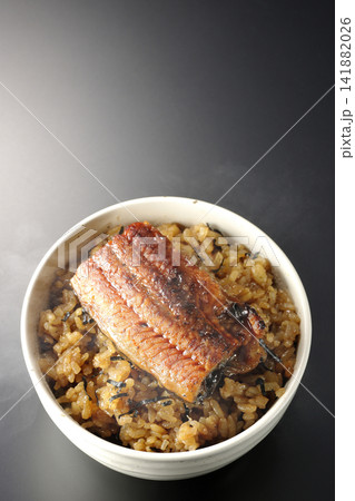 熱々ミニ鰻丼を黒背景で単品撮影 熱々ミニ鰻丼を黒背景で単品撮影 141882026