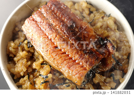 熱々ミニ鰻丼を黒背景で単品撮影 141882031