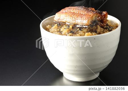 熱々ミニ鰻丼を黒背景で単品撮影 熱々ミニ鰻丼を黒背景で単品撮影 141882036
