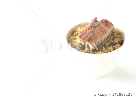 熱々ミニ鰻丼を白背景で単品撮影 熱々ミニ鰻丼を白背景で単品撮影 141882129