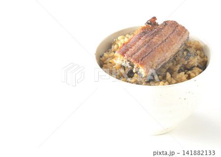 熱々ミニ鰻丼を白背景で単品撮影 熱々ミニ鰻丼を白背景で単品撮影 141882133