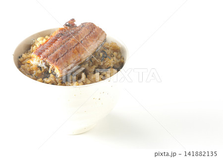 熱々ミニ鰻丼を白背景で単品撮影 141882135