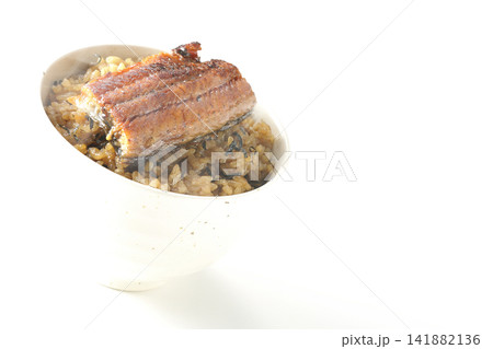 熱々ミニ鰻丼を白背景で単品撮影 141882136