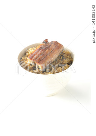 熱々ミニ鰻丼を白背景で単品撮影 熱々ミニ鰻丼を白背景で単品撮影 141882142