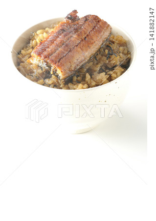熱々ミニ鰻丼を白背景で単品撮影 熱々ミニ鰻丼を白背景で単品撮影 141882147