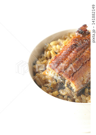 熱々ミニ鰻丼を白背景で単品撮影 熱々ミニ鰻丼を白背景で単品撮影 141882149