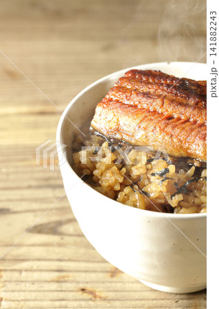 熱々のミニ鰻丼の単品撮影 熱々のミニ鰻丼の単品撮影 141882243