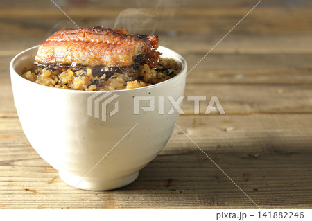 熱々のミニ鰻丼の単品撮影 熱々のミニ鰻丼の単品撮影 141882246