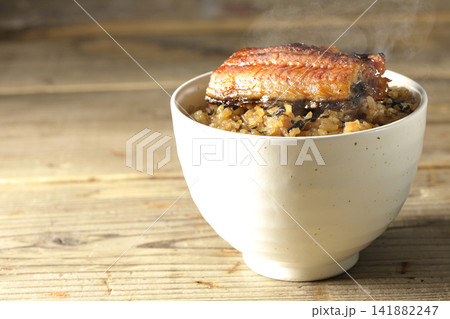 熱々のミニ鰻丼の単品撮影 141882247