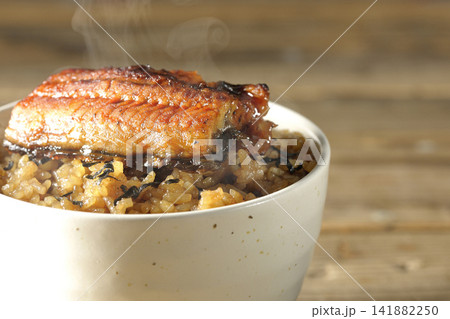 熱々のミニ鰻丼の単品撮影 熱々のミニ鰻丼の単品撮影 141882250