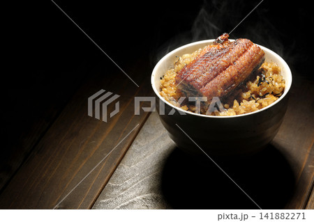 熱々のミニ鰻丼の単品撮影 141882271