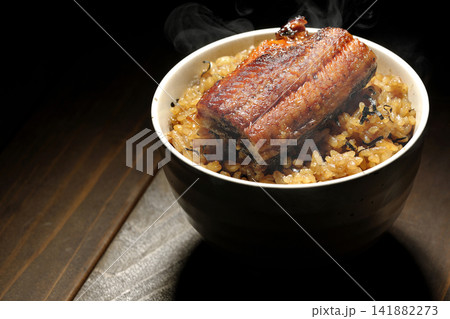 熱々のミニ鰻丼の単品撮影 141882273