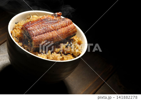 熱々のミニ鰻丼の単品撮影 熱々のミニ鰻丼の単品撮影 141882278