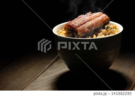 熱々のミニ鰻丼の単品撮影 141882295