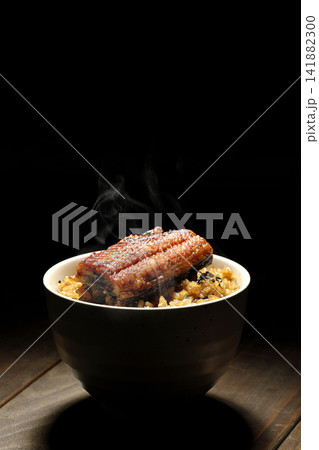 熱々のミニ鰻丼の単品撮影 141882300