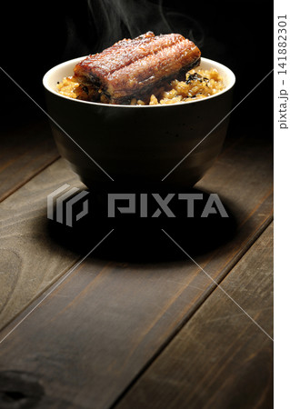 熱々のミニ鰻丼の単品撮影 熱々のミニ鰻丼の単品撮影 141882301
