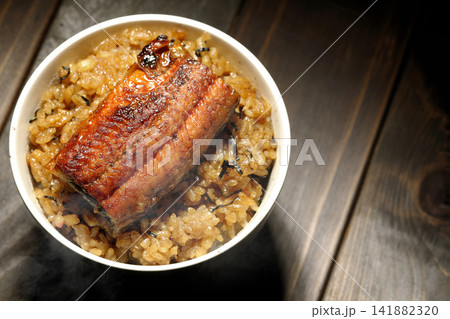 熱々のミニ鰻丼の単品撮影 熱々のミニ鰻丼の単品撮影 141882320