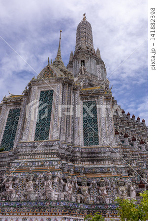 The central prang in Wat Arun Ratchawararam or The Temple of Dawn The central prang in Wat Arun Ratchawararam or The Temple of Dawn 141882398
