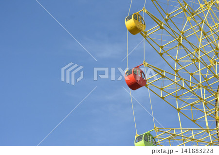 観覧車のゴンドラと青空 141883228