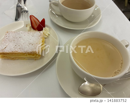 いちごを添えたミルフィーユと二杯のミルクティ いちごを添えたミルフィーユと二杯のミルクティ 141883752