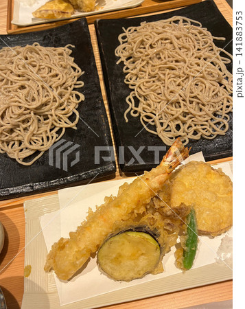 二人前の冷たいそばと海老・野菜の天ぷら盛り合わせ 141883753