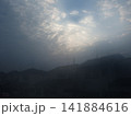 雲の隙間から差し込む光 141884616