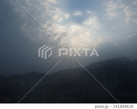 雲の隙間から差し込む光 141884616