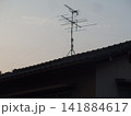 住宅街の屋根に降りた電線 141884617