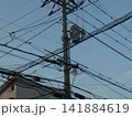 住宅街の電線 141884619