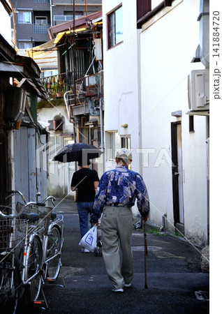 路地裏を買い物帰りに歩くシニア男性 路地裏を買い物帰りに歩くシニア男性 141884720