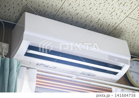 古い家に取り付けたエアコン 141884738