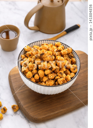 deep yellow golden corn kernel popcorn crunchy savory snack 141884856