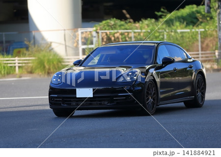 ドイツ製の黒いスポーツカー イメージ ドイツ製の黒いスポーツカー イメージ 141884921