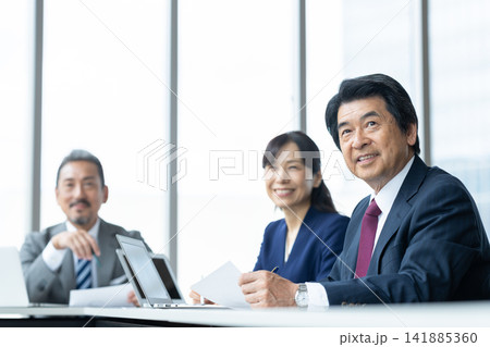 会議をするミドルの経営陣 撮影協力:学校法人電波学園 東京電子専門学校 会議をするミドルの経営陣 撮影協力:学校法人電波学園 東京電子専門学校 141885360