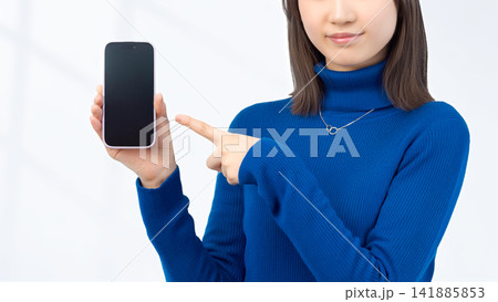 スマートフォンを指差す女性・ビジネスウーマン 141885853