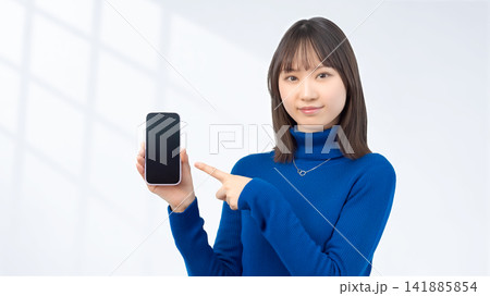 スマートフォンを指差す女性・ビジネスウーマン スマートフォンを指差す女性・ビジネスウーマン 141885854