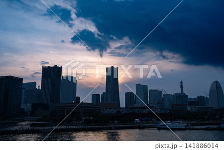 横浜みなとみらいの夕景 横浜みなとみらいの夕景 141886014
