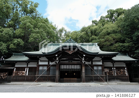 新緑の杜に佇む知恵の神様として信仰を集める名古屋・熱田神宮の摂社「上知我麻神社」の社殿 新緑の杜に佇む知恵の神様として信仰を集める名古屋・熱田神宮の摂社「上知我麻神社」の社殿 141886127
