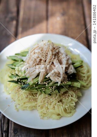 塩麹でしっとりさせたほぐしサラダチキンとキュウリの冷やしラーメン 塩麹でしっとりさせたほぐしサラダチキンとキュウリの冷やしラーメン 141886402