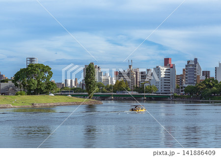 青空が広がる本川と川沿いの風景 青空が広がる本川と川沿いの風景 141886409